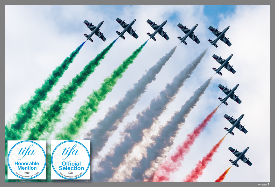 Tifa-2022, Tokyo International Foto Awards - Frecce Tricolori zeigen im Display die italienische Fahne
