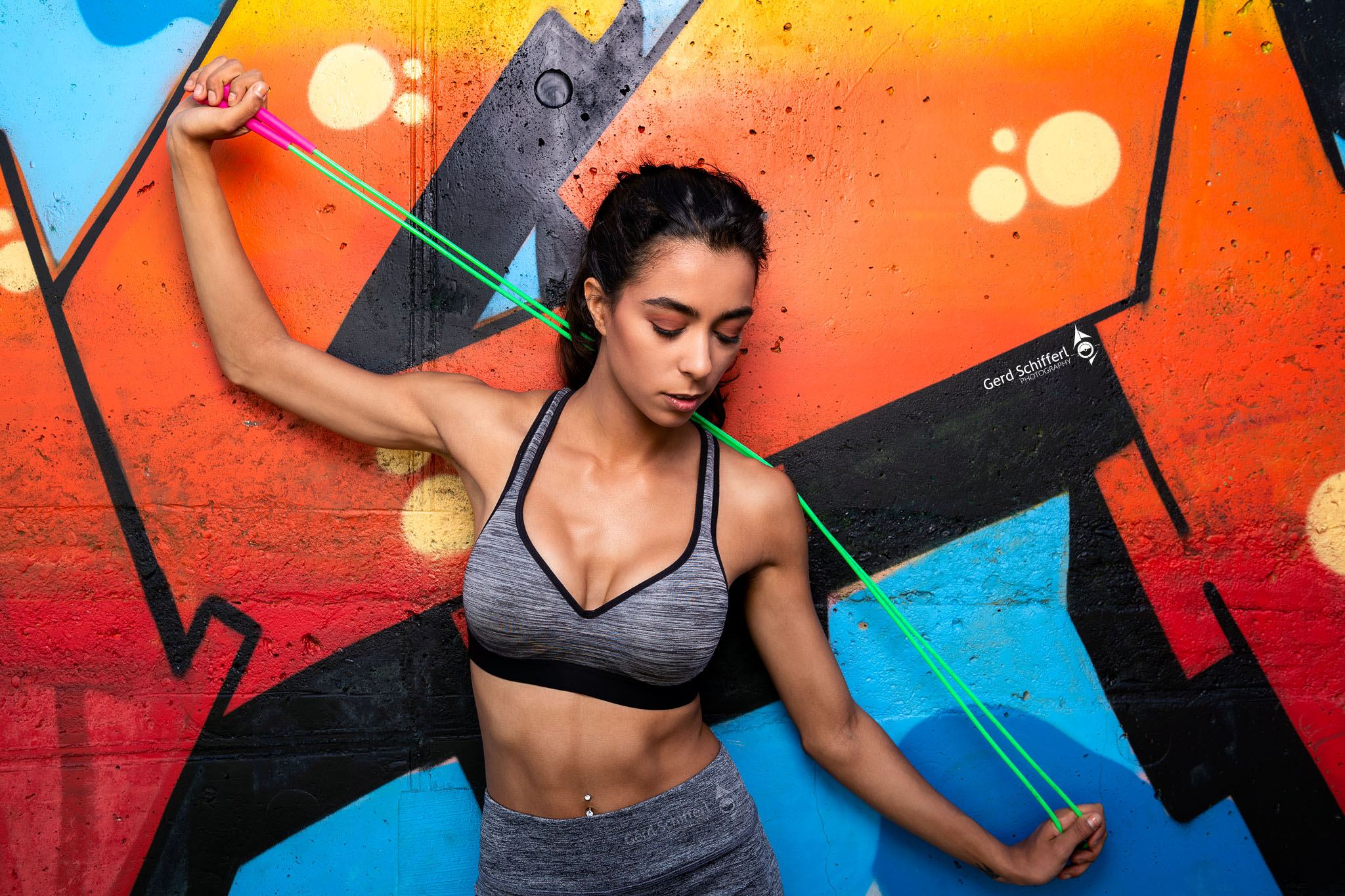 Lifestyle, Fitnessaufnahme einer Sportlerin mit einem Sprungseil vor einer Graffitiwand