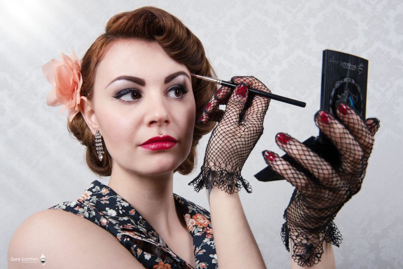 Lifestyle - Fashion, Vintageaufnahme eines weiblichen Models beim Schminken / Dieses Werk ist durch Copyright geschützt und darf ohne Zustimmung des Autors (Gerd Schifferl) nicht vervielfältigt, gedruckt oder anderweitig verwendet werden! Dieses Werk darf nicht zum Training verwendet werden!