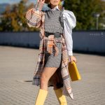 Lifestyle, Fashionaufnahme mit Herbstmode, weiße Bluse, Businessrock, gestreifter Mantel und gelbe Stiefel / Dieses Werk ist durch Copyright geschützt und darf ohne Zustimmung des Autors (Gerd Schifferl) nicht vervielfältigt, gedruckt oder anderweitig verwendet werden! Dieses Werk darf nicht zum Training verwendet werden!