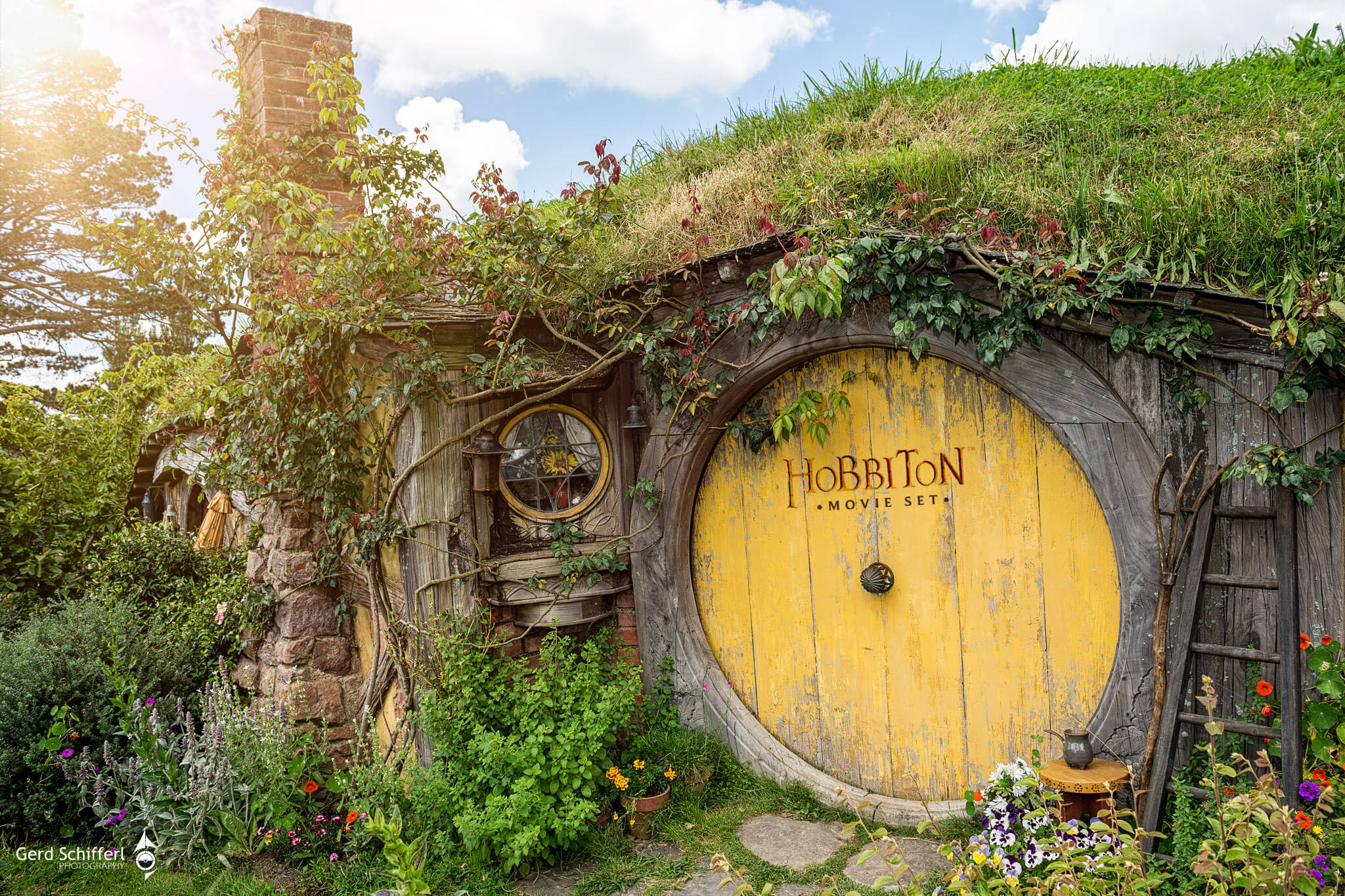Hobbiton Movie Set (Neuseeland), Bild zeigt den Eingang eines der Häuser der Hobbits