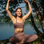 Lifestyle, Yoga-am-See, Vanessa praktiziert Yoga am See, Upper Austria, Sportfoto, Schifferl-Photography
